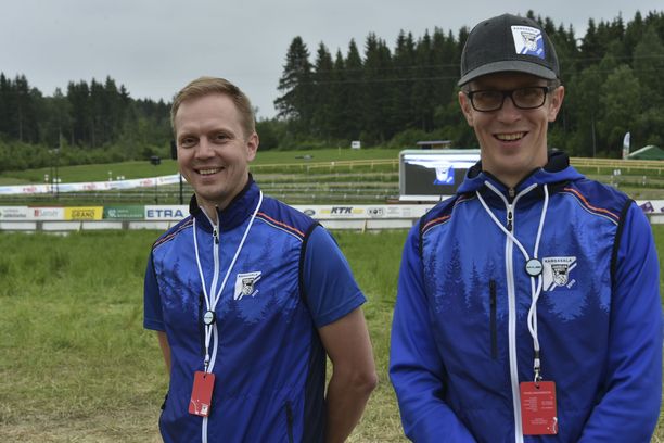 Petteri Laitisen (vas.) ja Jarkko Liuhan työ on tehty. Suunnistajat pääsevät testaamaan Jukolan radan.