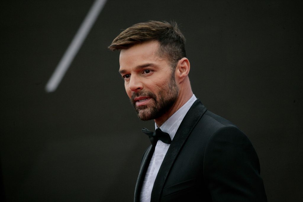 Laulajatähti Ricky Martin muutti ulkonäköään ”kyllästyttyään” – esitteli partansa uutta väriä paratiisirannalla