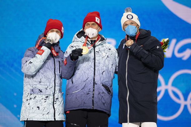FFP2-luokan hengityksensuojaimia käytetään myös Pekingin olympialaisissa. Tässä kuvassa yhdistelmähiihdon palkintojenjaossa Denis Spitsov, Aleksandr Bolshunov ja Iivo Niskanen.