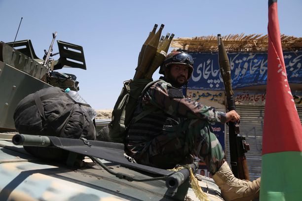 Kuvassa Afganistanin turvallisuusjoukkojen sotilas heinäkuun alussa, jolloin meneillään oli operaatio kapinallisten kiinniottamiseksi Nangarharin maakunnassa. 
