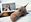 Amerikkalaistubettajan nettiin vuodetulla videolla kaunotar lyö dobermanniaan.