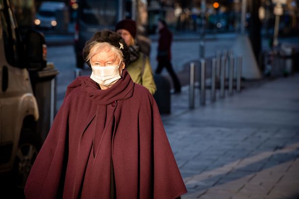 Varsinais-Suomessa maskeja kehotetaan käyttämään jopa ulkona, jos etäisyyttä ei voi pitää. Suositus koskee myös rokotettuja. 