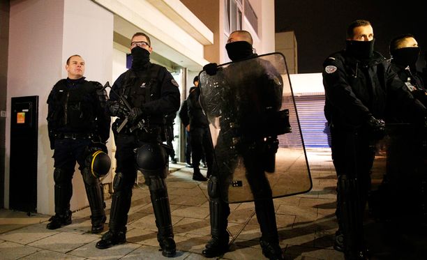 Poliisi tutki asuntoa Reimsin kaupungissa myöhään keskiviikkona.