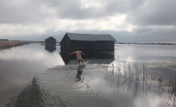 Juha Kuusisto ikuisti kaverinsa talviturkin heiton tulvavesissä.