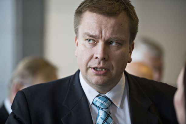 Kansanedustaja Antti Kaikkonen (kesk) on huolissaan harvinaisten neurologisten sairauksien kanssa kamppailevista perheistä.