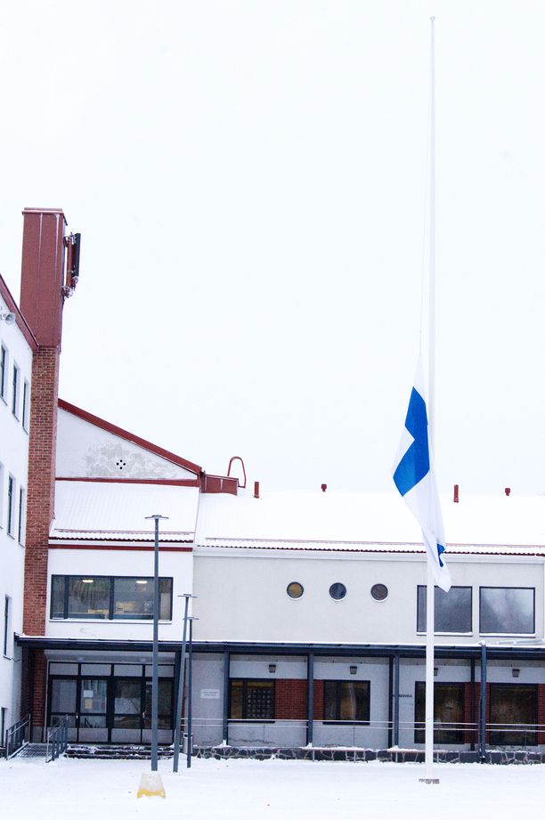 Lapsi kuoli koulussa: Oulussa suruliputus