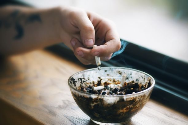Korona-aikana yhä useampi on kärsinyt naapurista kulkeutuvasta tupakansavusta, kertoo terveysjärjestö Suomen Ash. Kuvituskuva. 