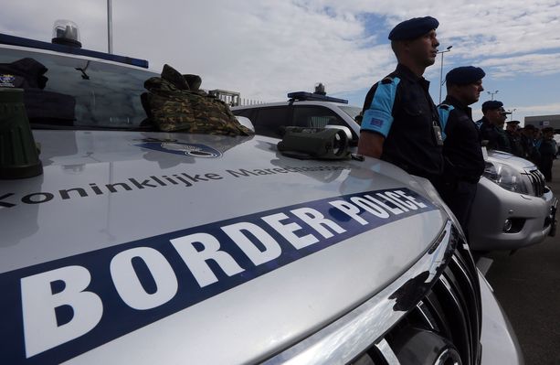 Frontexin rajavartijoita Bulgarian ja Turkin välisellä rajalla. Arkistokuva lokakuulta 2016. 