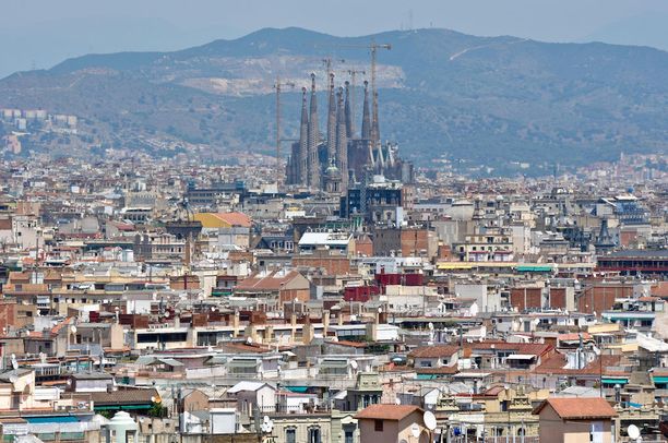 Barcelonan ydinkeskustaan ei saa tällä hetkellä enää perustaa uusia matkailijoiden majoituspalveluja. Sagrada Familiaa ympäröivässä kaupunginosassa ei olla aivan yhtä tiukkoja: jos jokin hotelli tai majoitustila sulkee ovensa, voi sen yhä korvata uudella.