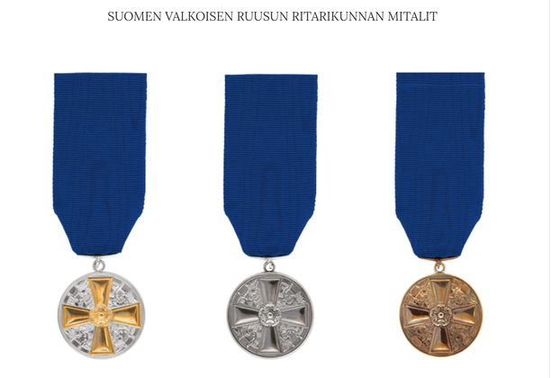 Suomen Valkoisen Ruusun I luokan mitali kultaristein (ensimmäinen vasemmalta).