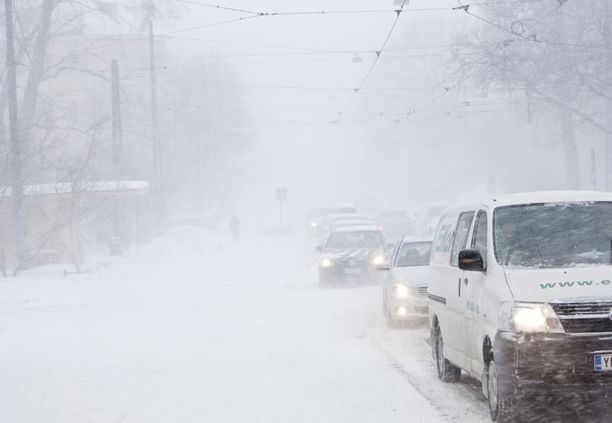 Liikenne voi olla lauantaina vaikeuksissa. Tiistaina aivan Etelä-Suomeenkin voi tulla kymmenkunta senttiä lunta.
