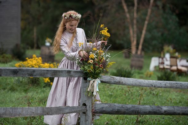 Elokuva Pikku naisia (2019) oli osaltaan nostamassa preeriamekkoja muotiin. Kuvassa Eliza Scanlen Beth Marchin roolissa.