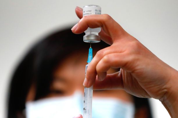 Hoitaja valmistautui antamaan Astra Zenecan rokotetta Taipeissa Taiwanissa.