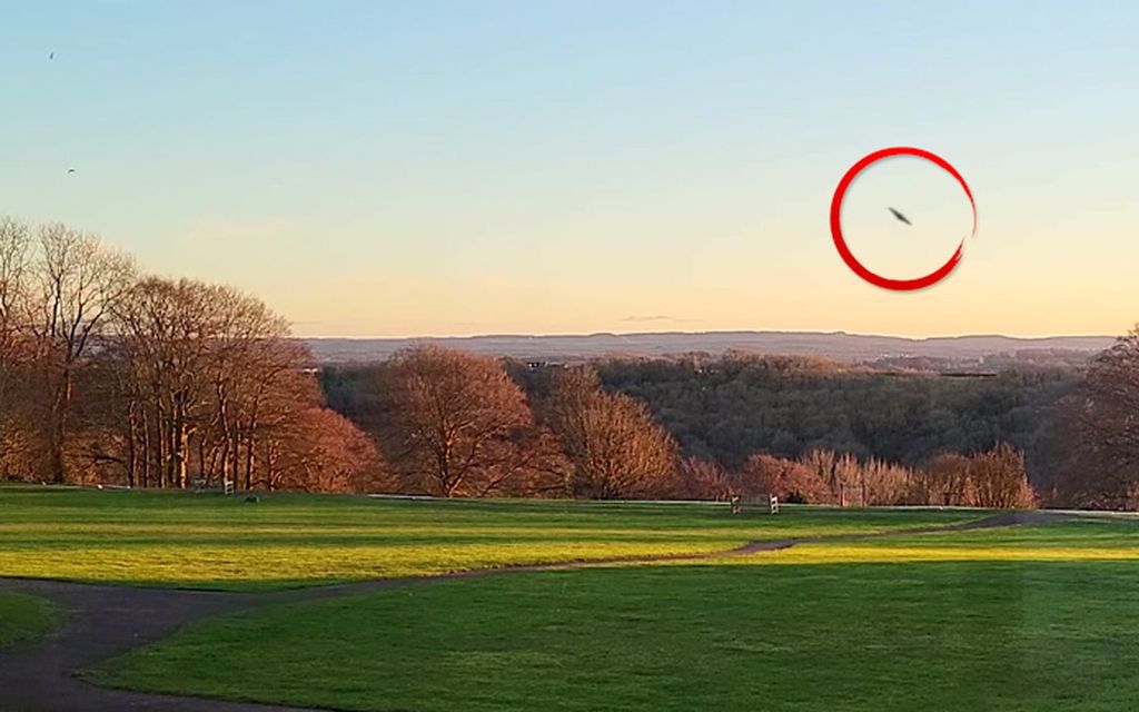 Näkyykö videolla UFO vai lintu? Hämmästyttävän nopea­liikkeinen objekti tallentui videolle Englannissa 