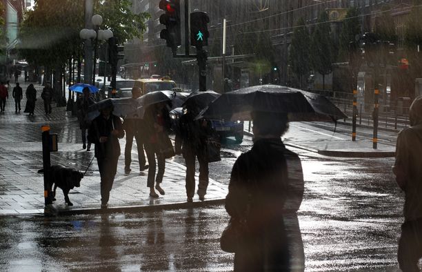 Forecan meteorologi Juha Föhr ennustaa, että lähipäivinä sataa koko maassa.