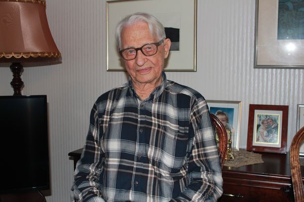 96-vuotias Ilmari Halisen mukaan ilman hymyä ja naurua ei voisi elää.