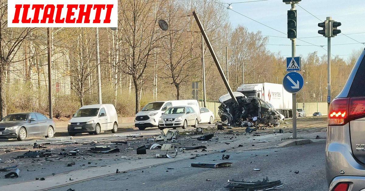 hurja-auto-onnettomuus-helsingiss-poliisi-pyyt-tietoja