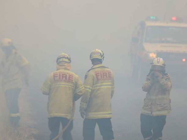 Palomiehiä sammutustöissä Australiassa. 