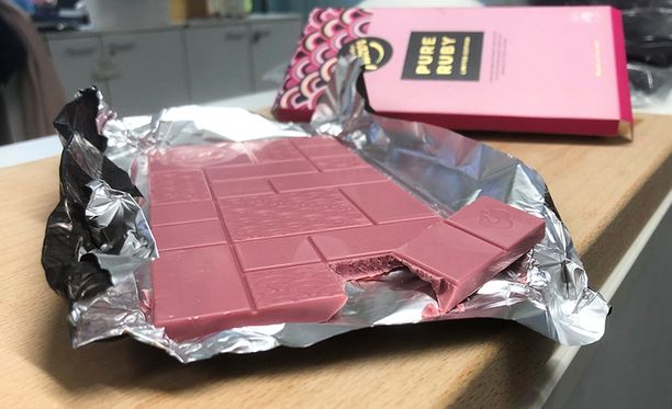 Ruby-suklaa on luonnostaan vaaleanpunaista. Maku on marjaisa.
