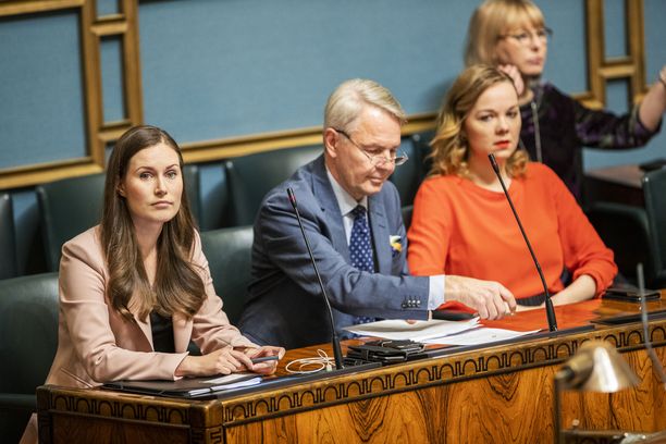 Pääministeri Sanna Marin (vasemmalla) ja valtiovarainministeri Katri Kulmuni (toinen oikealta) iloitsivat työmarkkinoiden päänavauksen syntyä.