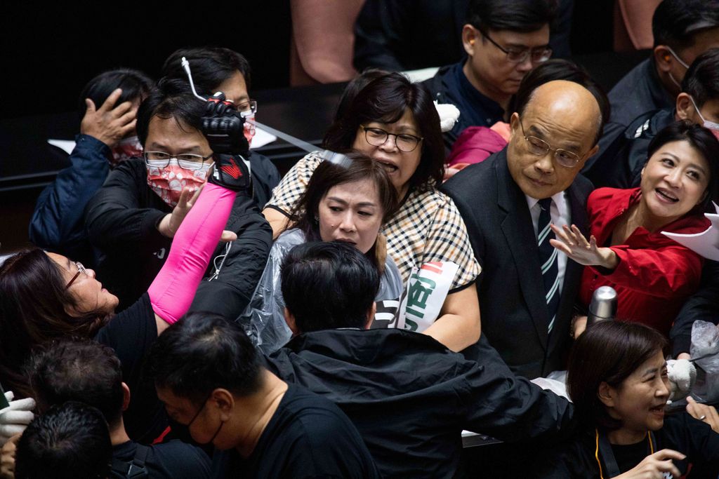 Tunteet kuumenivat Taiwanin parlamentissa – oppositio aiheutti nujakan ja heitteli sian sisälmyksiä
