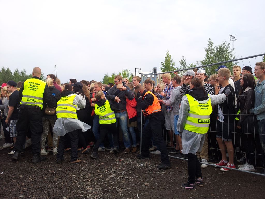 Paniikki uhkasi Weekend-festareilla – sumputettu ihmismassa taisteli järjestyksenvalvojia vastaan, osallistuja kertoo ahdistuksesta ja itkusta