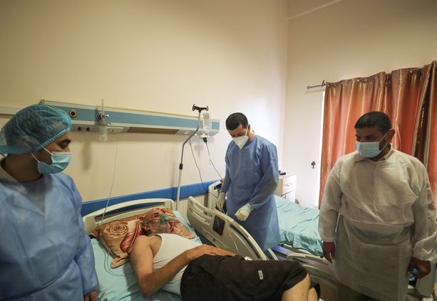 Palestiinalaismiehelle annettiin elokuussa tehohoitoa gazalaisessa sairaalassa.