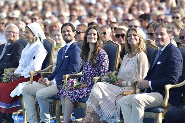 Ruotsin kruununprinsessa Victorian syntymäpäiviä juhlistettiin konsertilla Borgholmissa 14. heinäkuuta. Ruotsin prinssi Carl Philip ja prinsessa Sofia sekä prinsessa Madeleine ja puolisonsa Chris O’Neill nauttivat konsertista eturivissä.