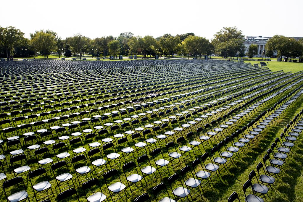 20 000 tyhjää tuolia symboloi USA:n kuolleita – näin koronatilanne jatkoi synkkenemistään maailmalla viime viikolla