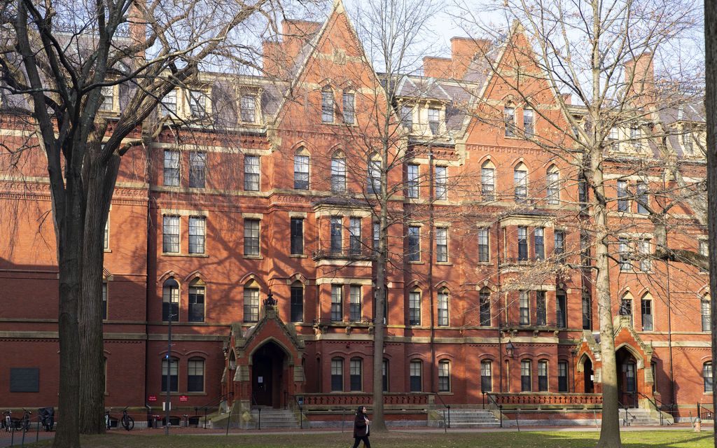 Harvard poistaa naisen nahan kirjan kansista