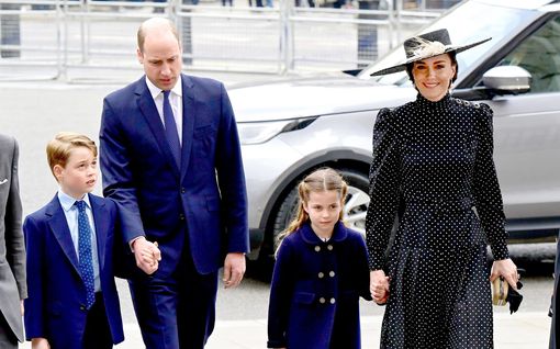 Herttaiset kuvat! Prinssi George, 8, ja prinsessa Charlotte, 6, hurmasivat prinssi Philipin muisto­tilaisuudessa