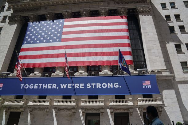 New Yorkin pörssin edustalla banneri muistutti kansalaisia pysymään lujina. 