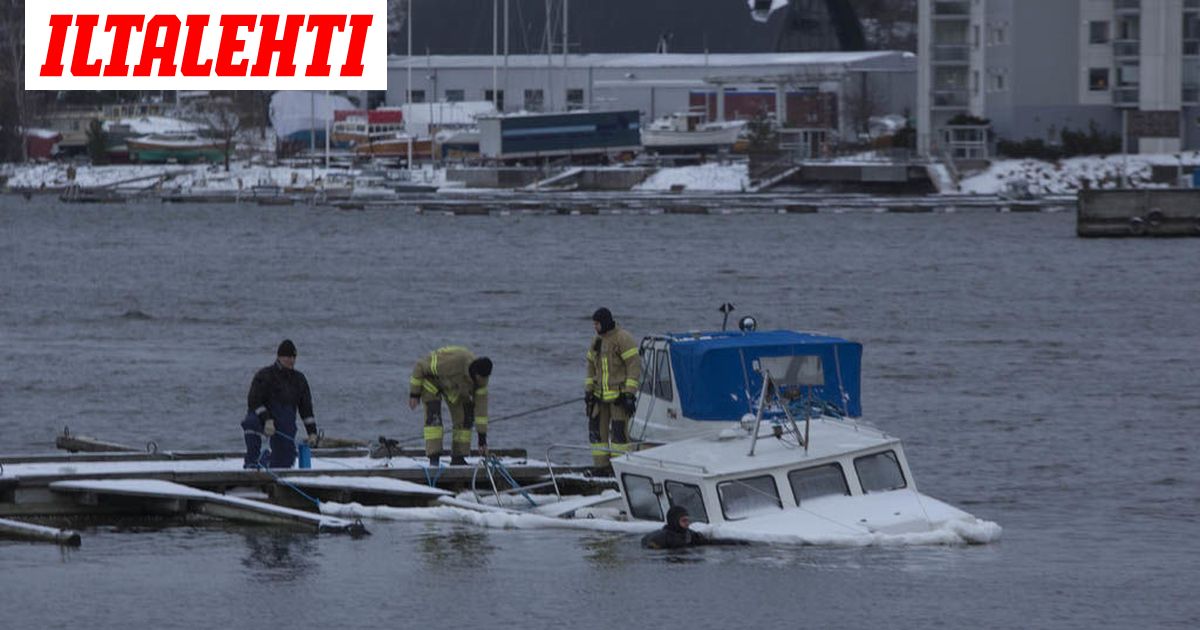 Jo yli puoli vuotta upoksissa ollut vene ihmetyttää Kotkassa - veneeseen ei uskalleta koskea