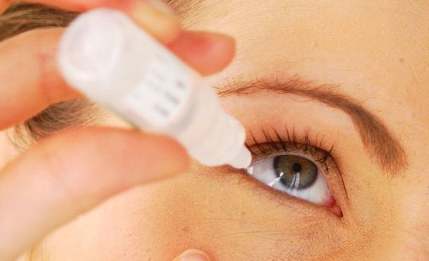 Adenoviruksen aiheuttaman sidekalvotulehduksen hoidoksi suositellaan silmien päivittäistä puhdistusta ja kostutustippojen käyttöä.