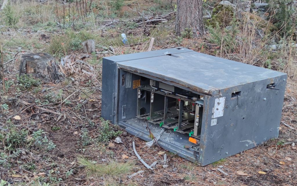 Kuvat: Mäntsäläläisen Cittarin seinästä revitty automaatti löytyi hylättynä metsästä 