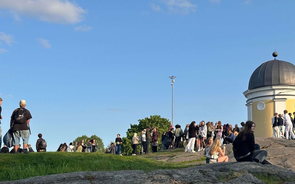 Policija posredovala v parku Kaivopuisto v Helsinkih zaradi množice mladih