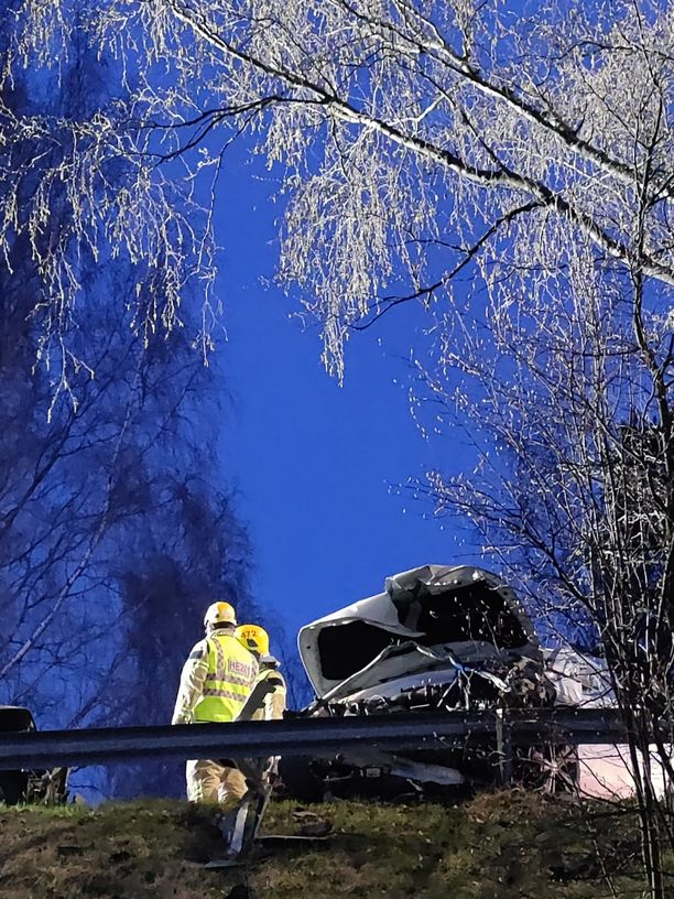 Kahden Henkilöauton Nokkakolari Helsingissä Lauttasaaren Rampilla