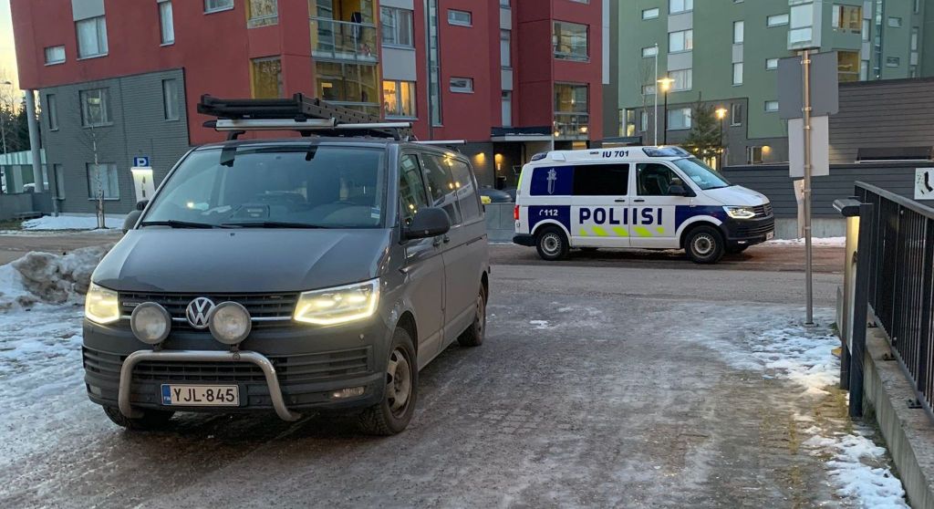 Uutta tietoa Vantaan poliisi­operaatiosta: nuorta uhria ammuttiin, epäilty karussa