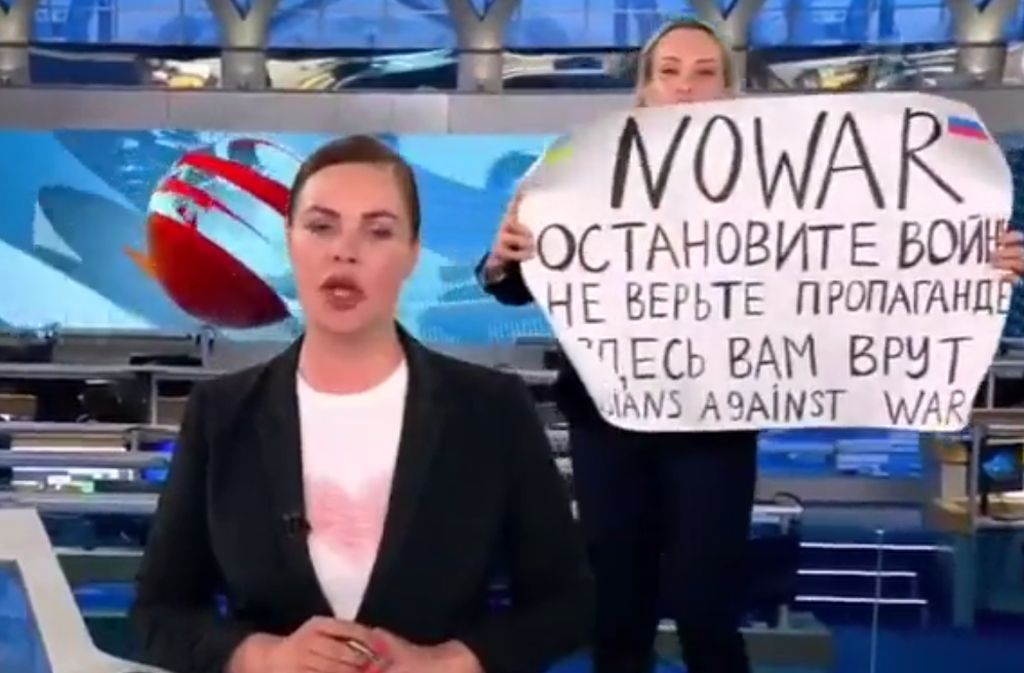 Ukrainan sodan tuomitseva viesti tärähti Venäjän suurimman tv-kanavan uutis­lähetykseen – naista uhkaa jopa 15 vuoden vankeus
