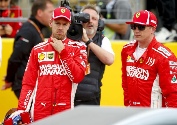Sebastian Vettel ja Kimi Räikkönen olivat vielä viime kaudella tallikavereita. Täksi kaudeksi Räikkösen suuntasi Alfa Romeolle. 