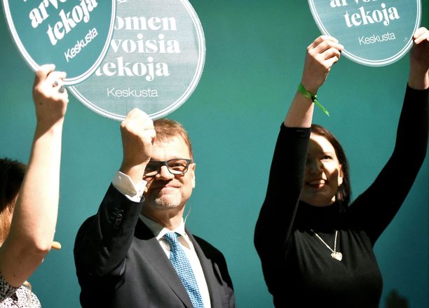 Keskustan puheenjohtaja Juha Sipilä ja puoluesihteeri Riikka Pirkkalainen esittelivät puolueen vaalikampanjan avaustilaisuudessa vaalislogania.