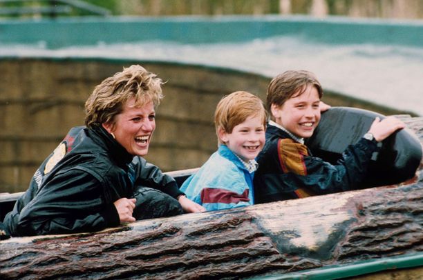 Prinsessa Diana pyrki tarjoamaan Harrylle (kesk.) ja Williamille mahdollisimman normaalin lapsuuden. 