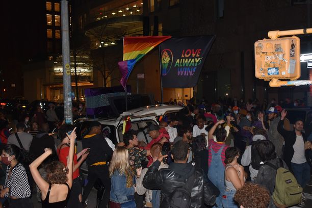 Satoja newyorkilaisia kokoontui paikallista aikaa perjantai-iltana Manhattanin eteläpuolella sijaitsevalle Washington Squarelle juhlimaan Joe Bidenia. Yksi liehutti kädessään sateenkaarilippua ja toinen lippua, jossa luki "Rakkaus voittaa aina".