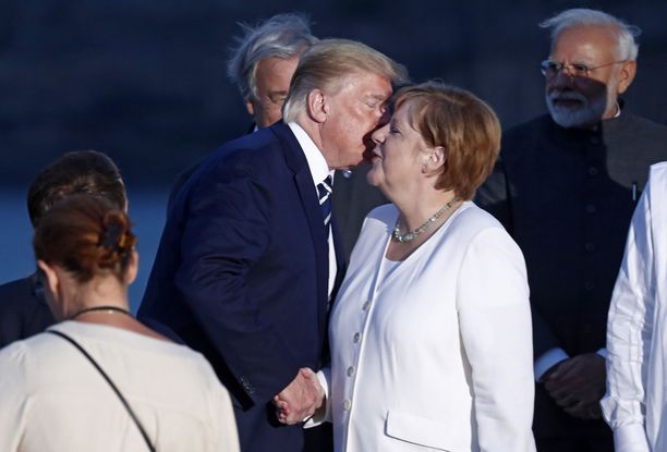 Yhdysvaltojen presidentti Donald Trump ja Saksan liitokansleri Angela Merkel G7-kokouksessa elokuussa 2019.