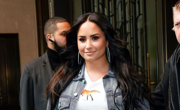 Lovato on pysynyt kuivilla kuuden vuoden ajan, mutta tuorein singlejulkaisu Sober herätti fanien epäilyt retkahtamisesta. Kappaleessa artisti pyytää vanhemmiltaan anteeksi sitä, ettei ole pysynyt erossa alkoholista.