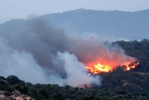 Koillis-Espanjassa riehuvaa hallitsematonta metsäpaloa vastaan taistelee yli 500 palomiestä ja sotilasta.