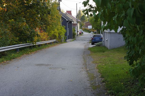 Mies ajoi naisen yli autolla Kuopiossa. Kuvaa asuinalueelta.