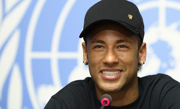 Neymar hymyilee nyt pariisilaisten riveissä.