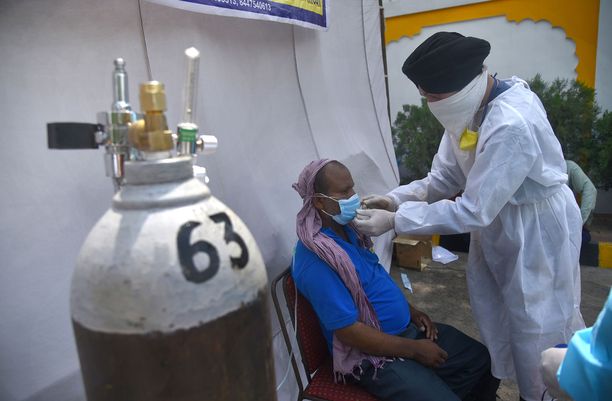 Happi, lääkkeet sekä veriplasma ovat haluttuja Intiassa. Kuva New Delhissä sijaitsevalta ”happiasemalta”.