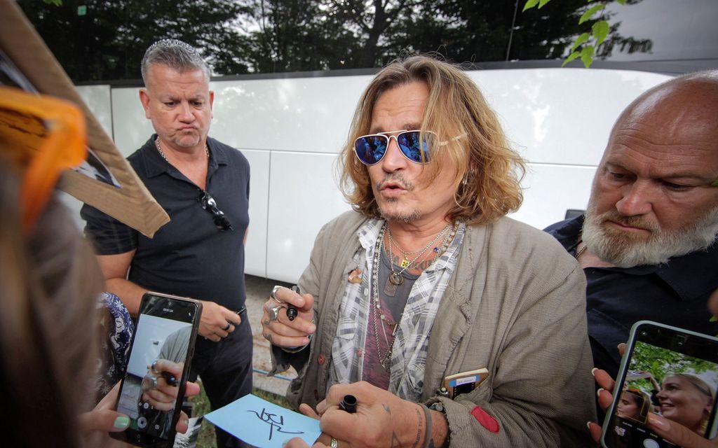 Johnny Depp myi taideteoksensa hurjilla hinnoilla parissa tunnissa – tällaisia taulut ovat